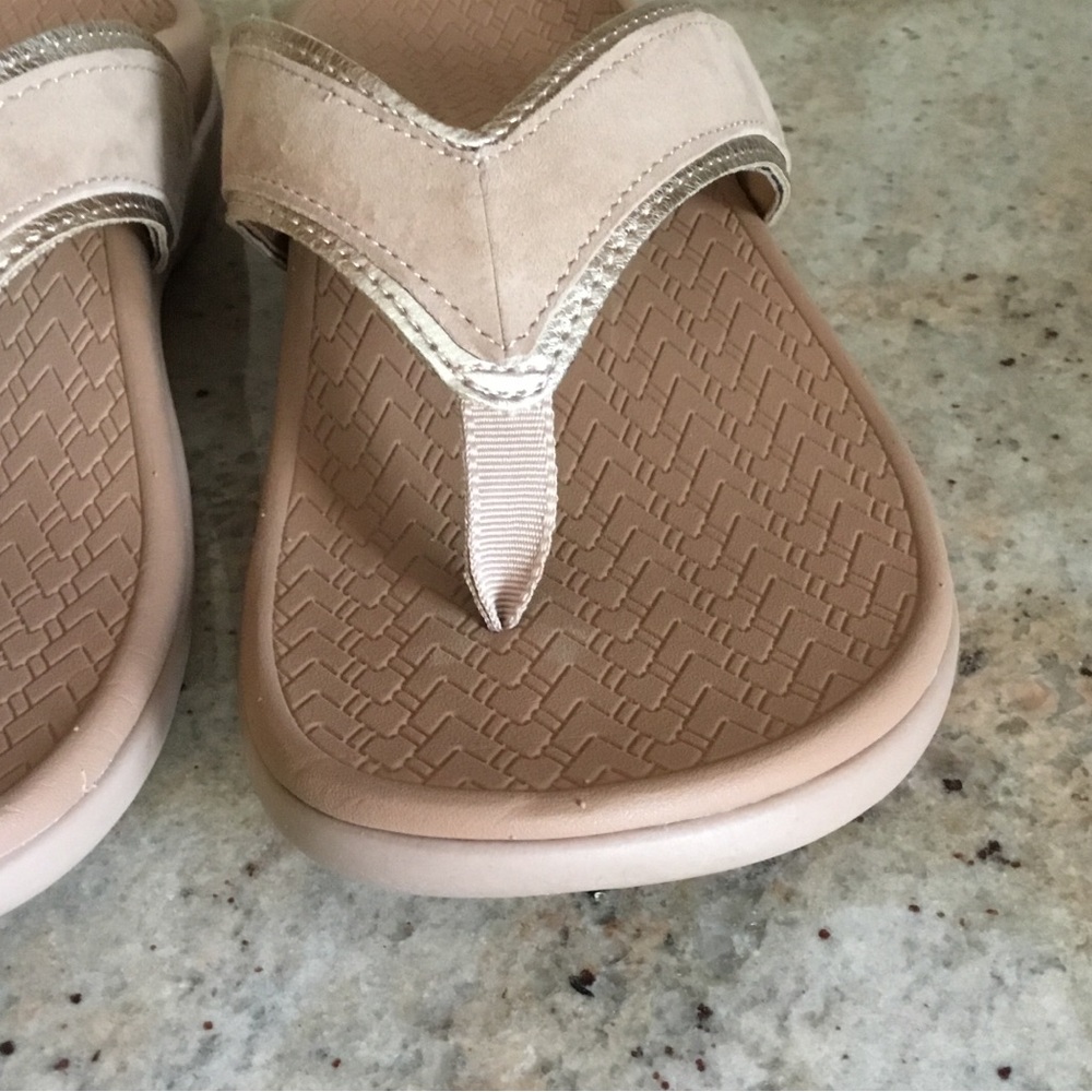 NEW Vionic Tava Suede Desert Sand Thong Sandals - Picture 4 of 12